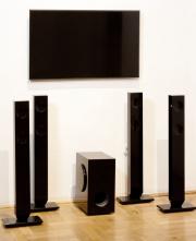 Gesamtkunstwerk 5.1, 2012, installáció, házimozi rendszer fekete gránitból, 38x32x21cm&85x52,5x3cm&(4x)80x25x15cm