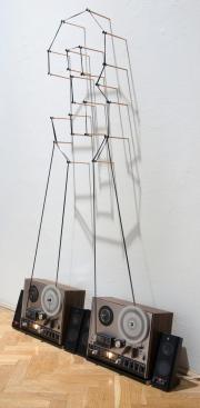 Filofónia, 1999, hanginstalláció (2 db orsós magnó, 2 db sztereo hangfal, 200×150×30 cm