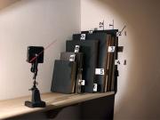 1-12, 2005, könyvinstalláció (óra, könyvek, számozott papírcsíkok, fapolc, óra, lámpa) 110×30×20 cm