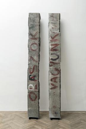Cui prodest, 2015, vasbeton, 2 rész, 27 x 240 cm
