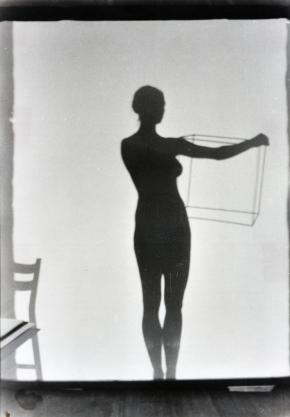 Cím nélkül (Figura kockával), 1977, papír, fotó, 39,5 x 28,5 cm 