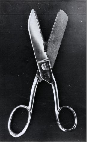 Ficzek Ferenc: Cím nélkül (olló-zipzár), 1977, Dokubrom, 41,7 x 25,5 cm