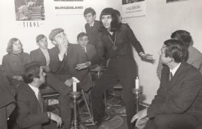 Ladik Katalin: Temerin performansz, 1970, ezüst zselatin print, 9 x 14,1 cm zselatinos ezüst