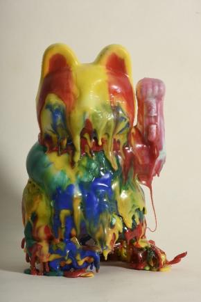 Maneki against Neko, 2017, readymade, műanyag, 30 x 25 x 17 cm