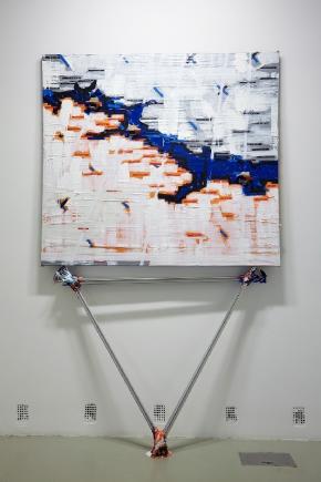 Sohasem találkoztak, 2017, színes ragasztószalag, akril, alumínium, dymo-szalag, műanyag, 225 x 137 cm. Fotó: Surányi Miklós
