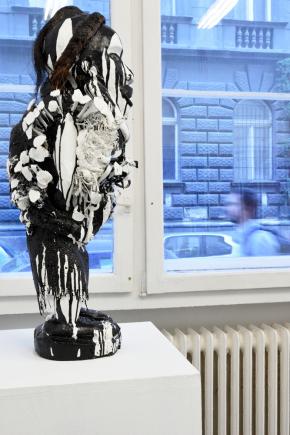 Kendell Geers: Mutus Liber (fetish) 78, 2015, gipsz, tus elveszett tárgyon, 23 x 25 x 64 cm