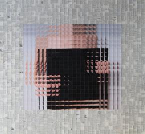 Tarr Hajnalka: In Vitro VI., 2020, giclée print, üveg mozaik, kollázs Dibondra kasírozva, 103 x 112 cm