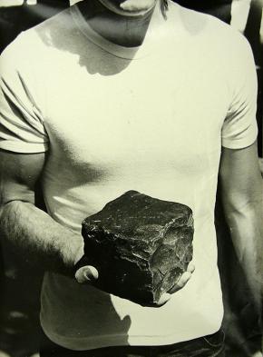 Pinczehelyi sándor: Egy utcakő, 1976, zselatinos ezüst nagyítás, 24 x 18 cm