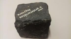 Pinczehelyi Sándor: Az utcakő a proletariátus fegyvere, 1974, utcakő, 11 x 11 x 11 cm
